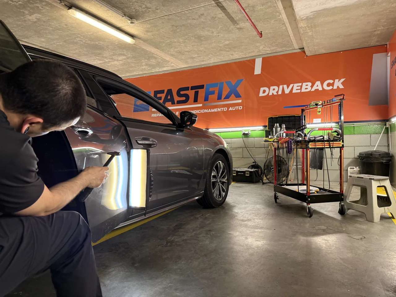Reparação de uma mossa na oficina FastFix